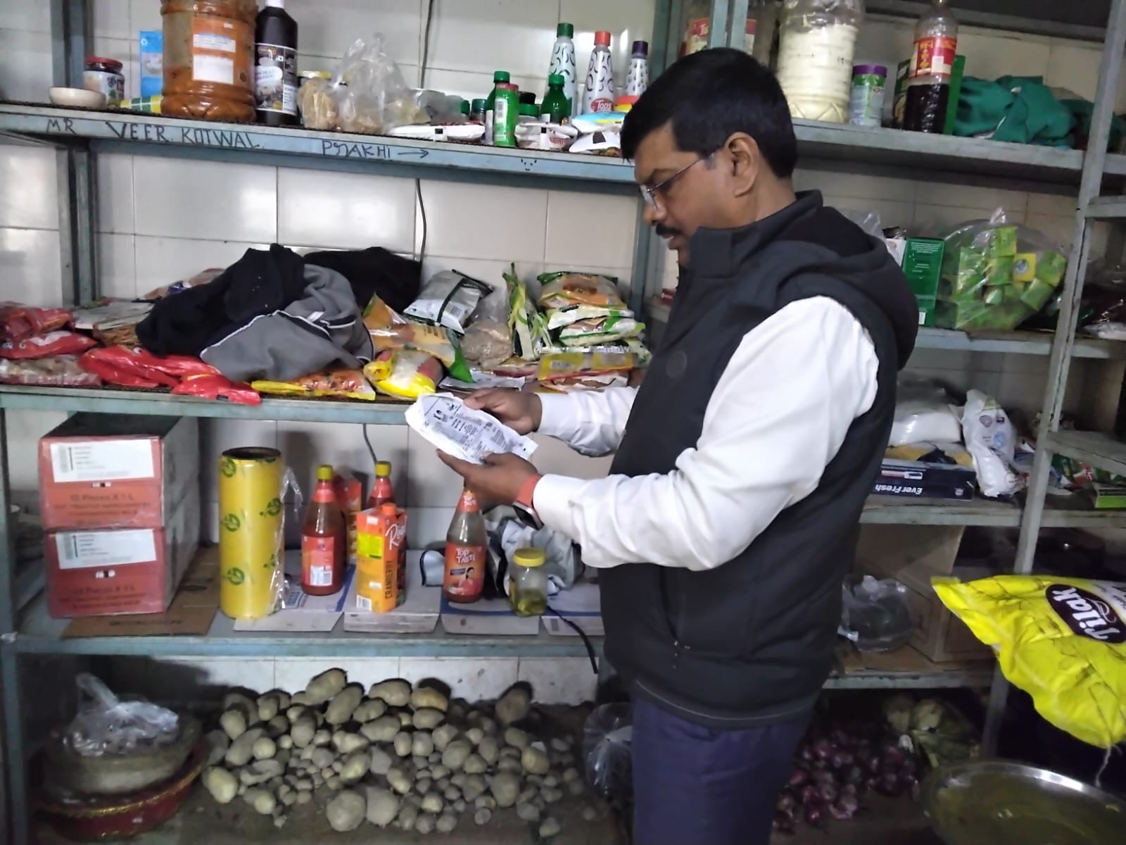 रामनगर: मिलावटखोरों पर चला प्रशासन का डंडा! गूलरघट्टी में खाद्य प्रतिष्ठानों पर छापेमारी, 03 सैंपल लैब भेजे